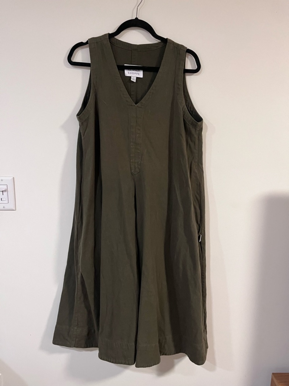 LE BON SHOPEE Sleeveless V-Neck A-Line Dress in Olive Green